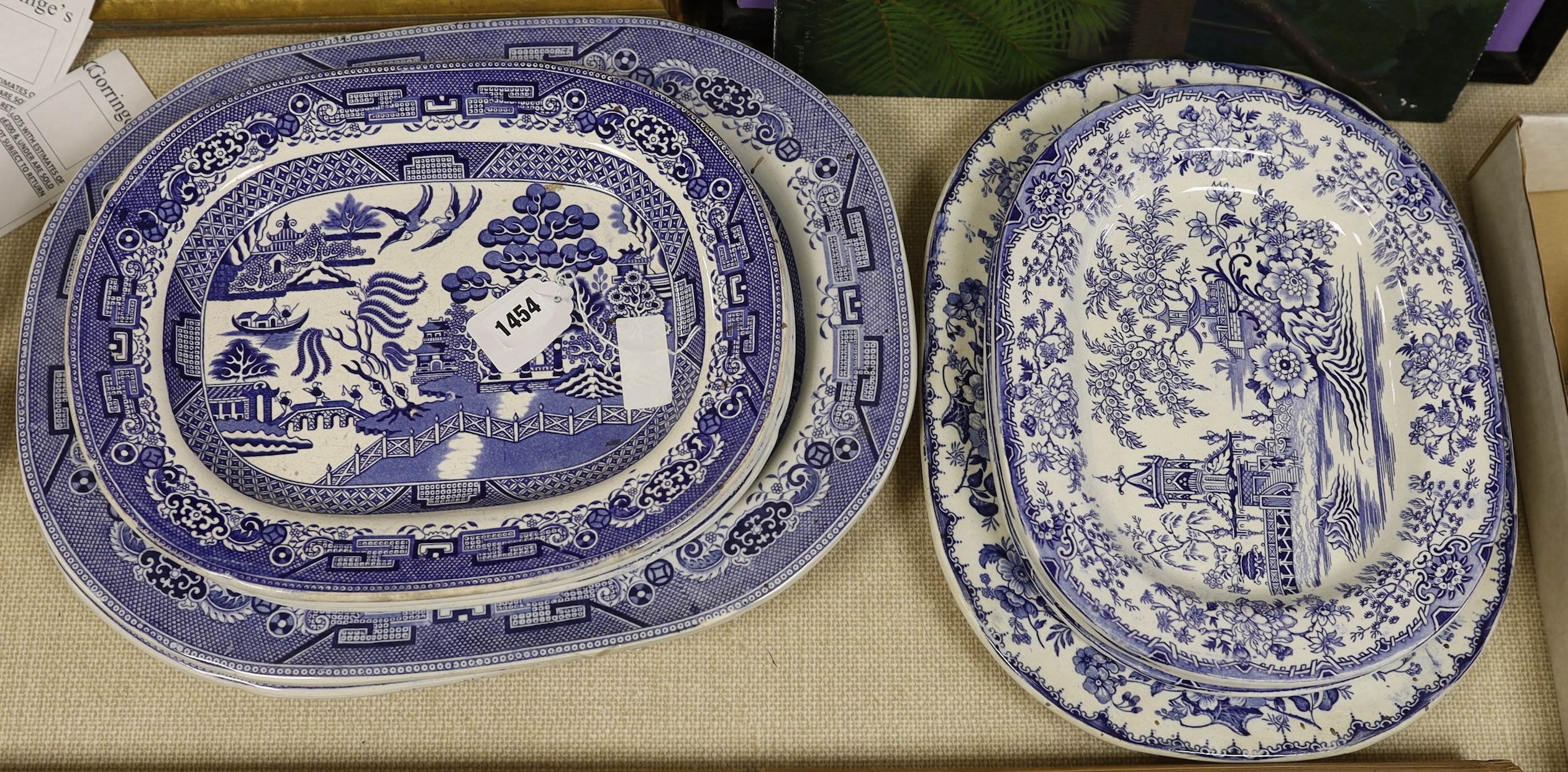 A set of five Willow pattern meat platters and five others (10)